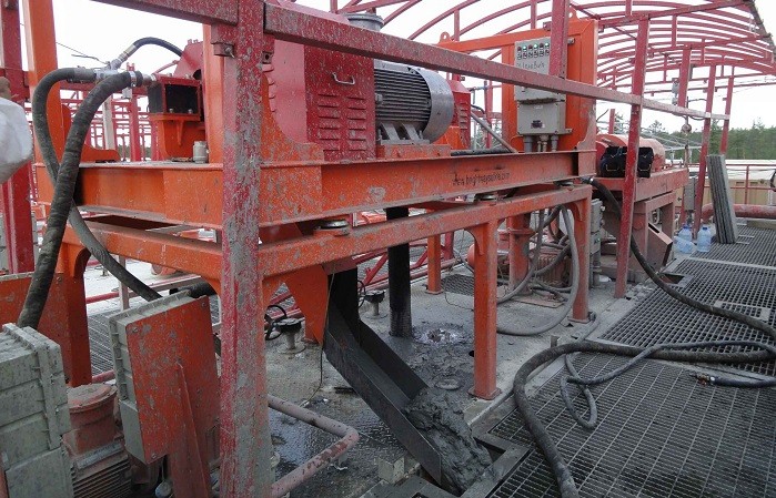 Centrifugal sludge dewatering equipment