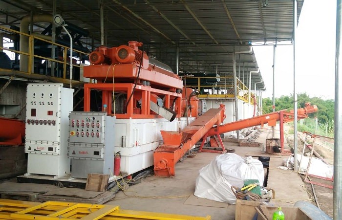 U-shaped screw conveyor to transport drill cuttings